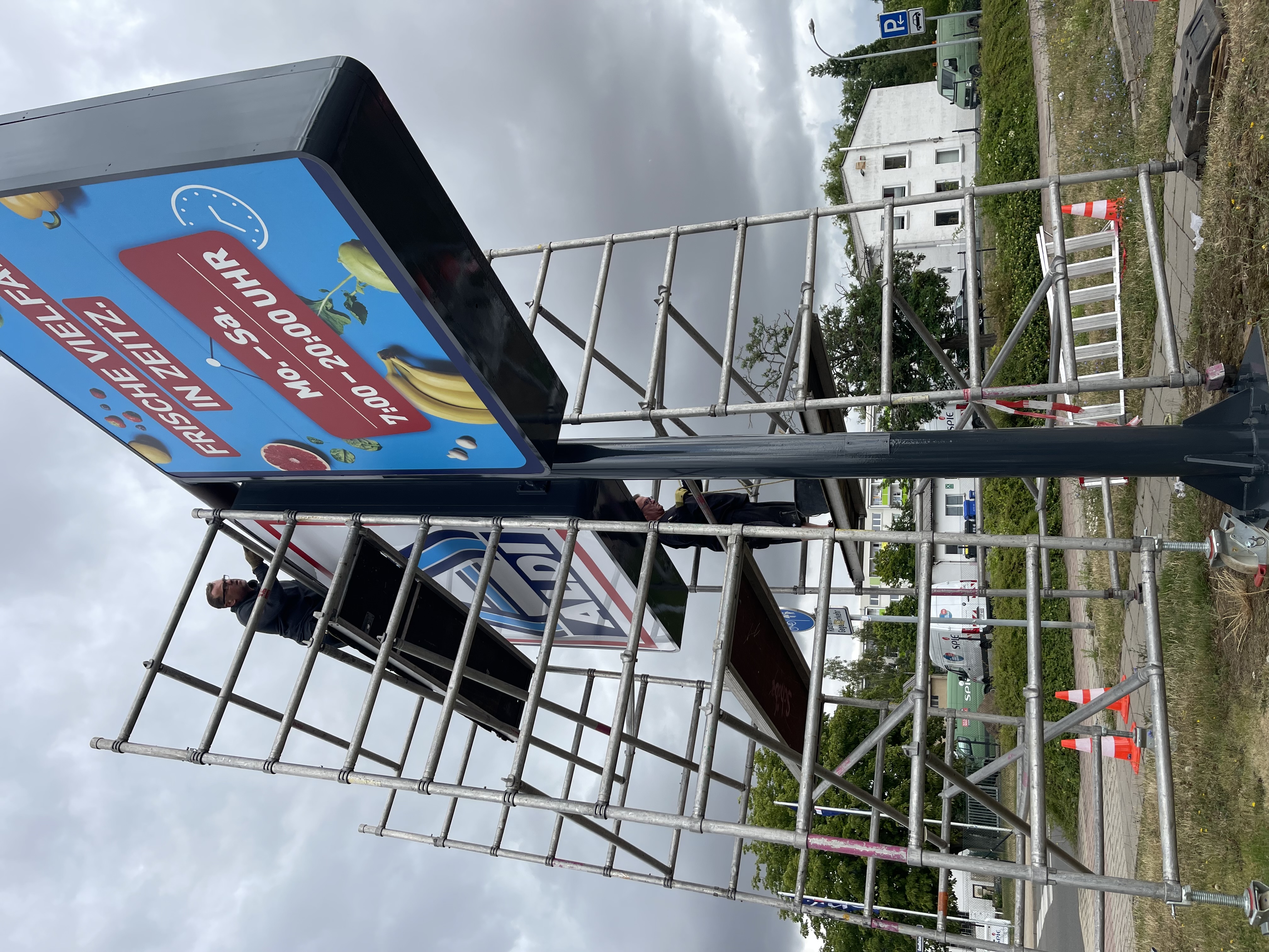 Gerüst bei Schild-Montage – Werbetechnik Service